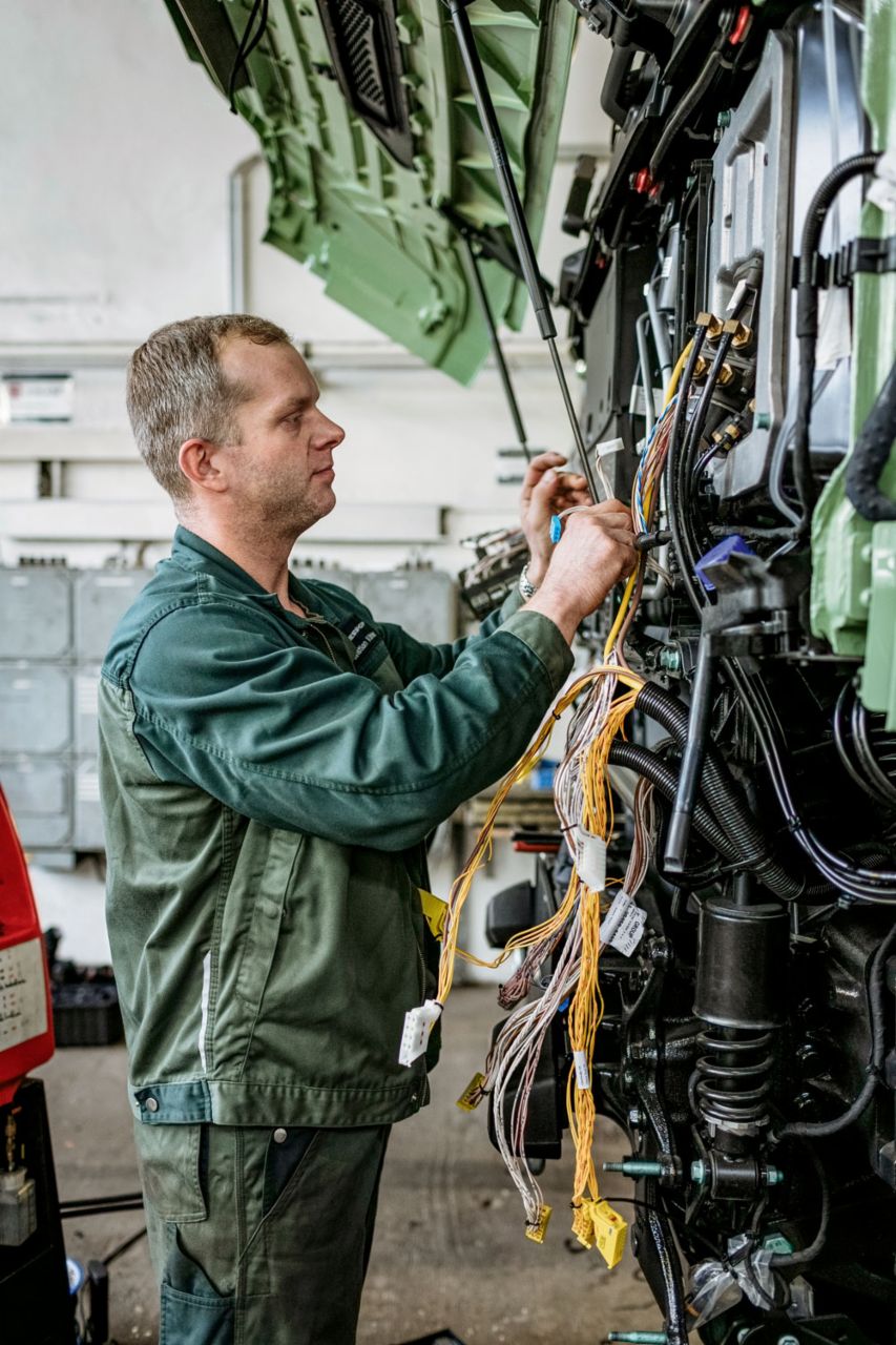Taking care: the technician dismantling the electronics. The cab is subsequently equipped with an air filter system. Taking care: the technician dismantling the electronics. The cab is subsequently equipped with an air filter system.