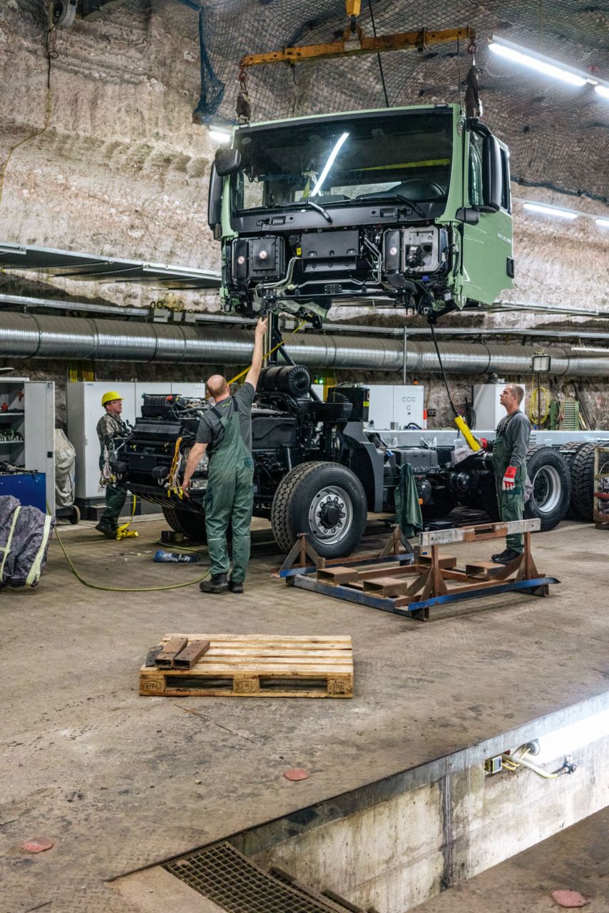 Reassembled – the truck is rebuilt in the mine. The entire process took five weeks. Reassembled – the truck is rebuilt in the mine. The entire process took five weeks.