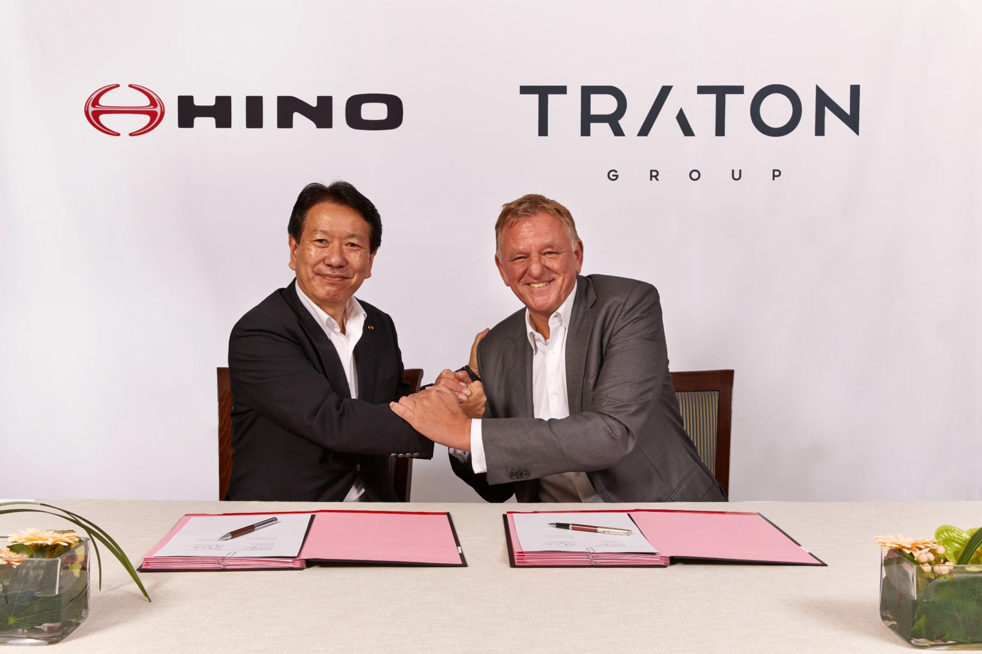 Yoshio Shimo, President & CEO Hino Motors and Andreas Renschler, CEO TRATON Yoshio Shimo, President & CEO Hino Motors (left) and Andreas Renschler, CEO TRATON (right)