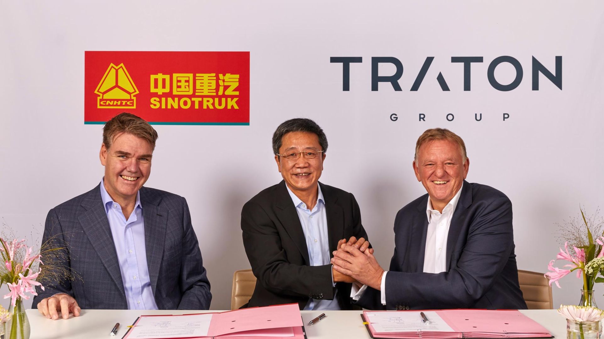 Joachim Drees, CEO MAN, Cai Dong, President Sinotruk und Andreas Renschler, CEO TRATON (Von links nach rechts) Joachim Drees, CEO MAN, Cai Dong, President Sinotruk und Andreas Renschler, CEO TRATON.