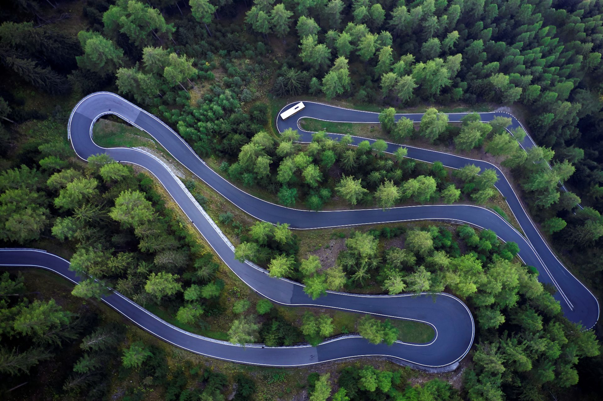 Stelvio-Linie The 85 tight turns are a challenge for drivers.