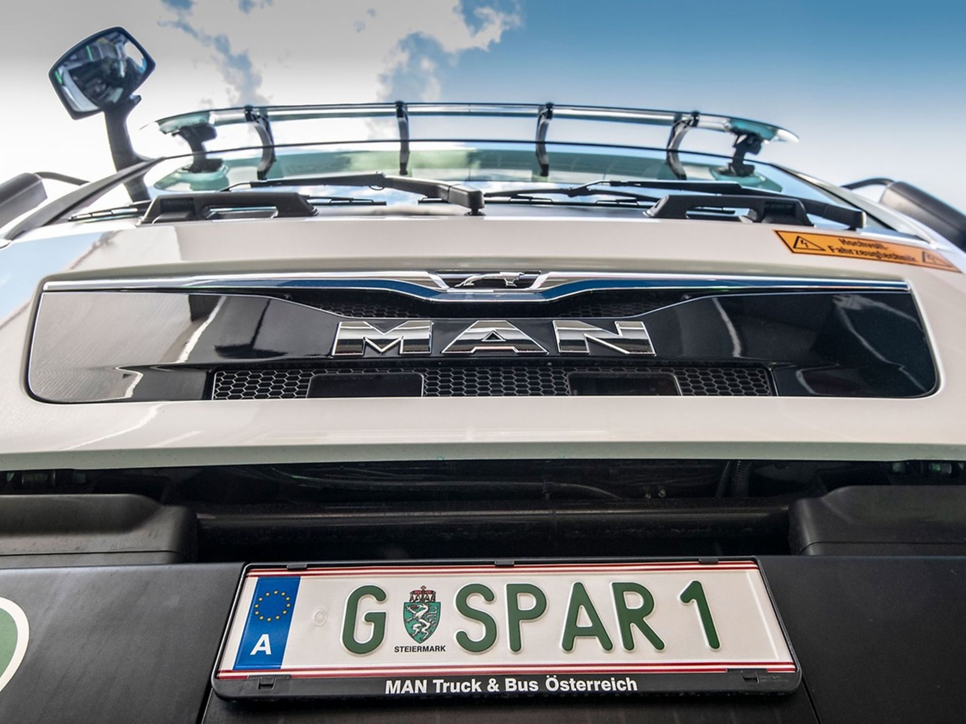 The green number plate for electric vehicles makes it very clear who is on the road emission-free.