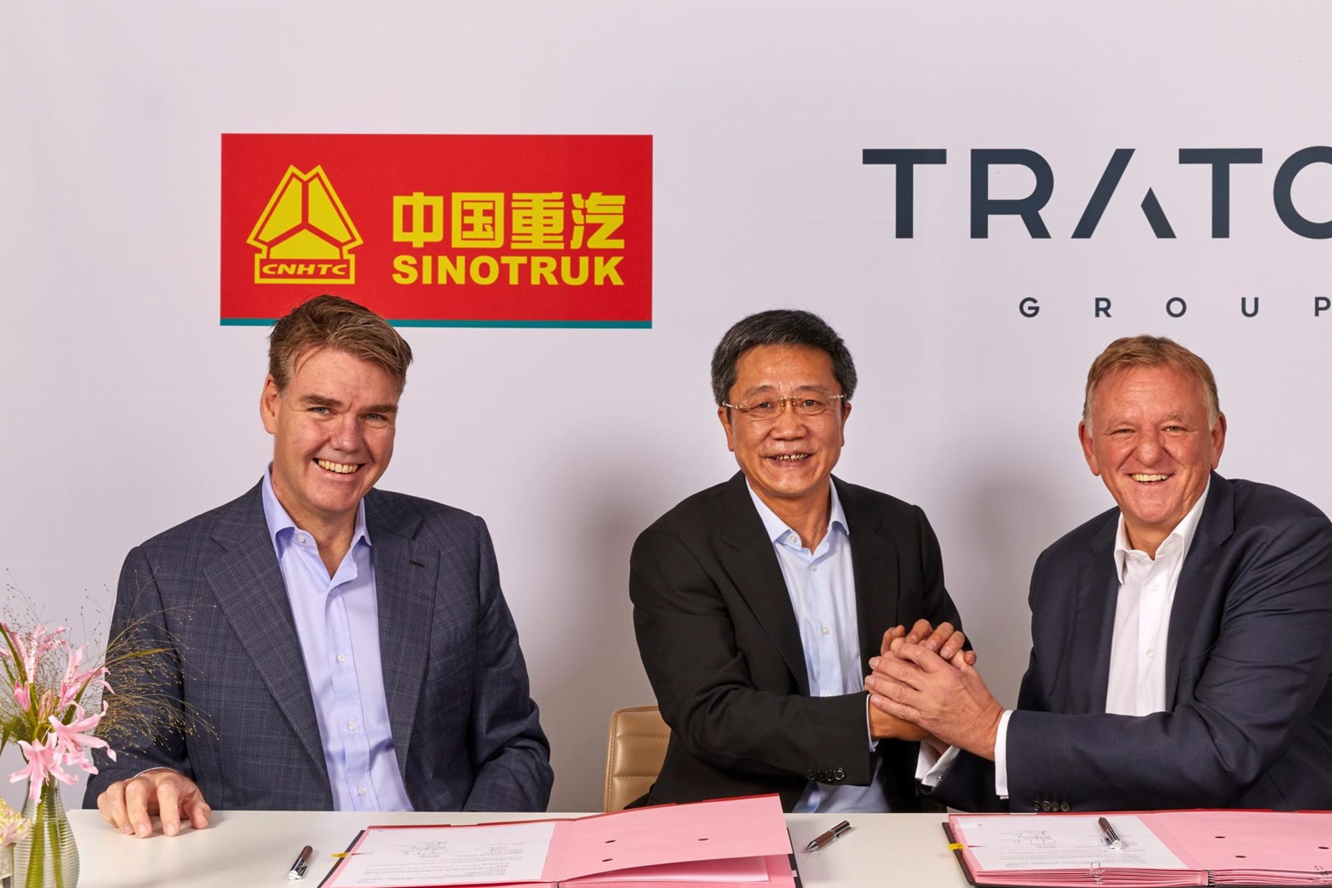 Joachim Drees, CEO MAN, Cai Dong, President Sinotruk und Andreas Renschler, CEO TRATON (Von links nach rechts) Joachim Drees, CEO MAN, Cai Dong, President Sinotruk und Andreas Renschler, CEO TRATON.
