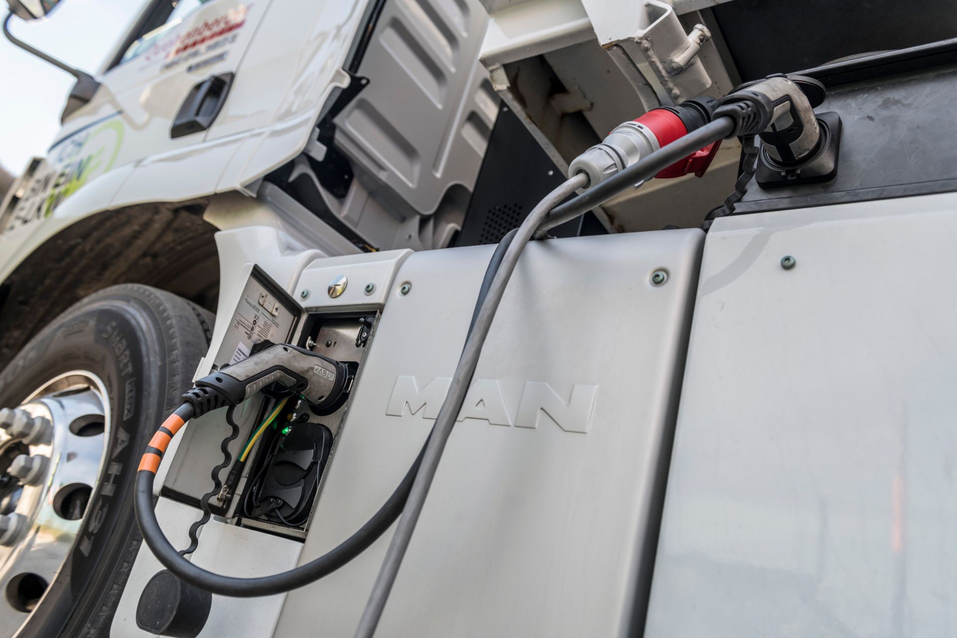Charging MAN eTruck A practical solution - until permanent charging station at the location of the eTruck has been finished, a mobile charging unit makes it possible to charge via a conventional high-voltage power outlet.