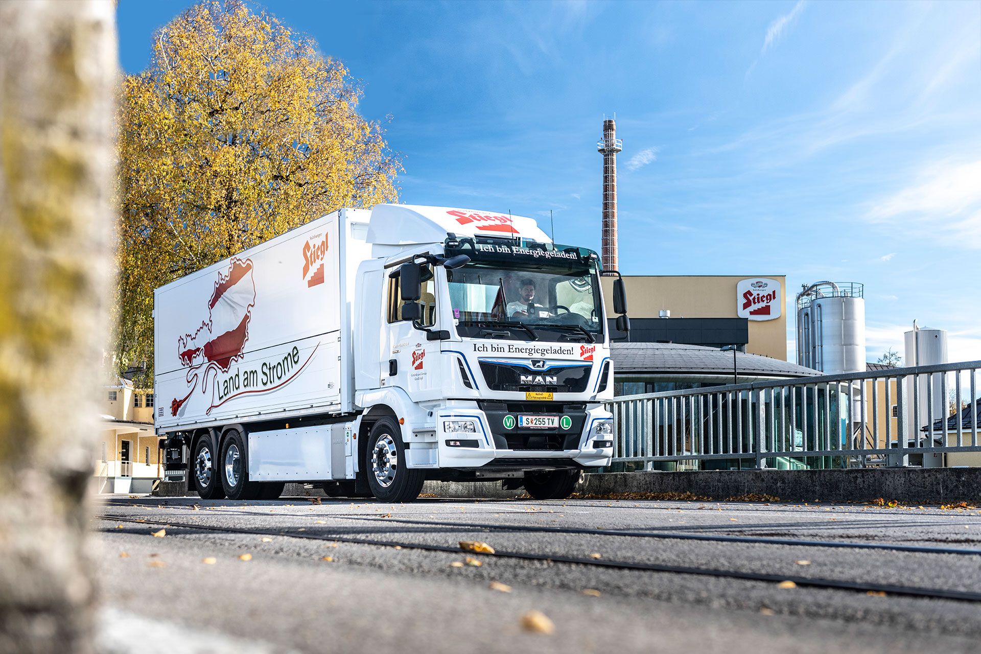 Der MAN TGM 25.360 E von Stiegl ist der erste vollelektrische Lkw im Dienst einer österreichischen Brauerei.
                 