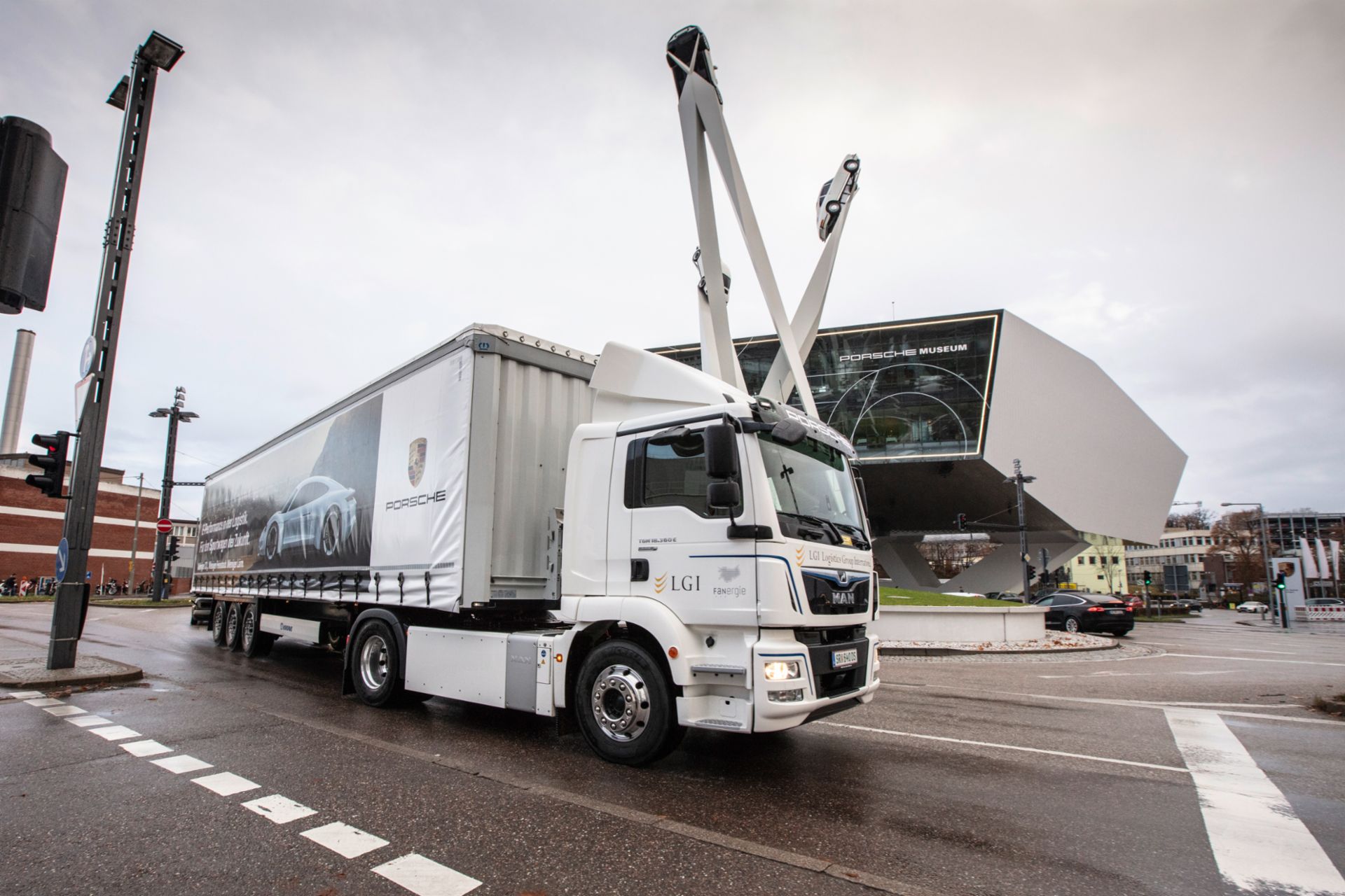 MAN eTGM für Porsche Der MAN eTGM wird im Lieferverkehr zwischen dem Logistik-Partner LGI Logistics Group International GmbH und dem Porsche Werk eingesetzt.