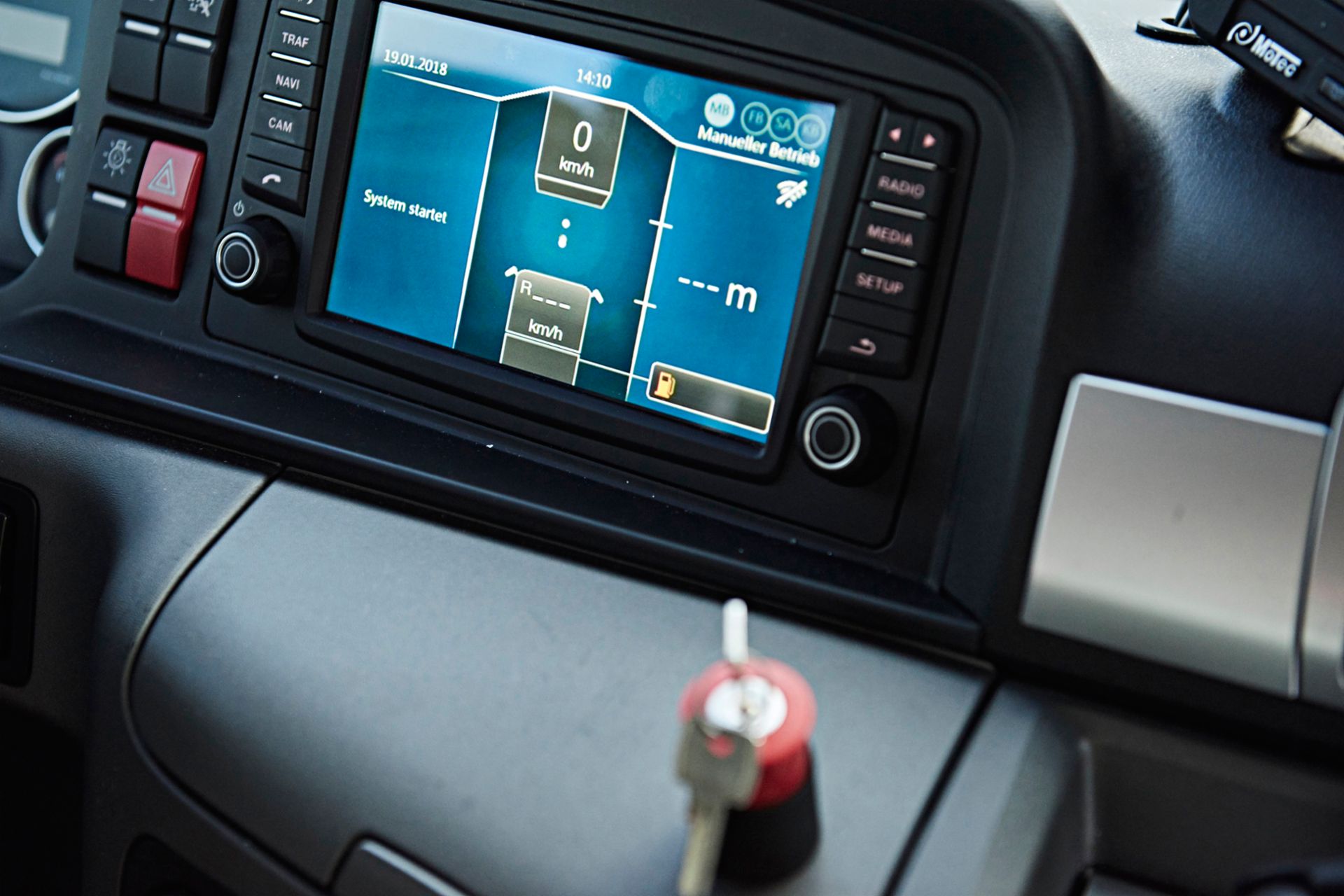 Safety first Sicherheit geht vor: Bevor der Fahrer aussteigt, überprüft er, ob alle Funktionen eingestellt sind.