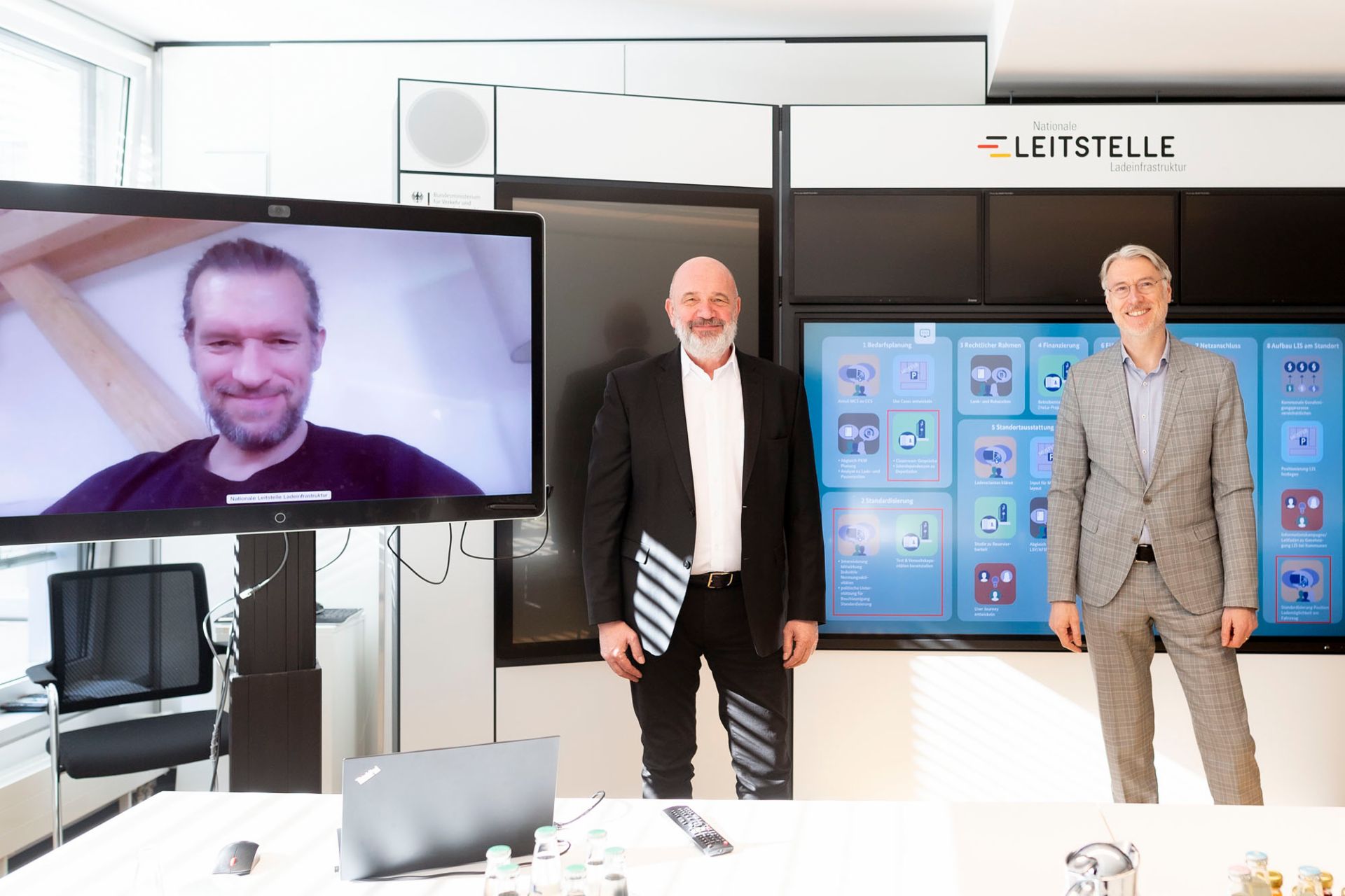 Bernd Osterloh, Mitglied des Vorstands der TRATON GROUP, beim Besuch der Nationalen Leitstelle Ladeinfrastruktur in Berlin und Johannes Pallasch, Sprecher des Leitungsteams der Nationalen Leitstelle Ladeinfrastruktur.