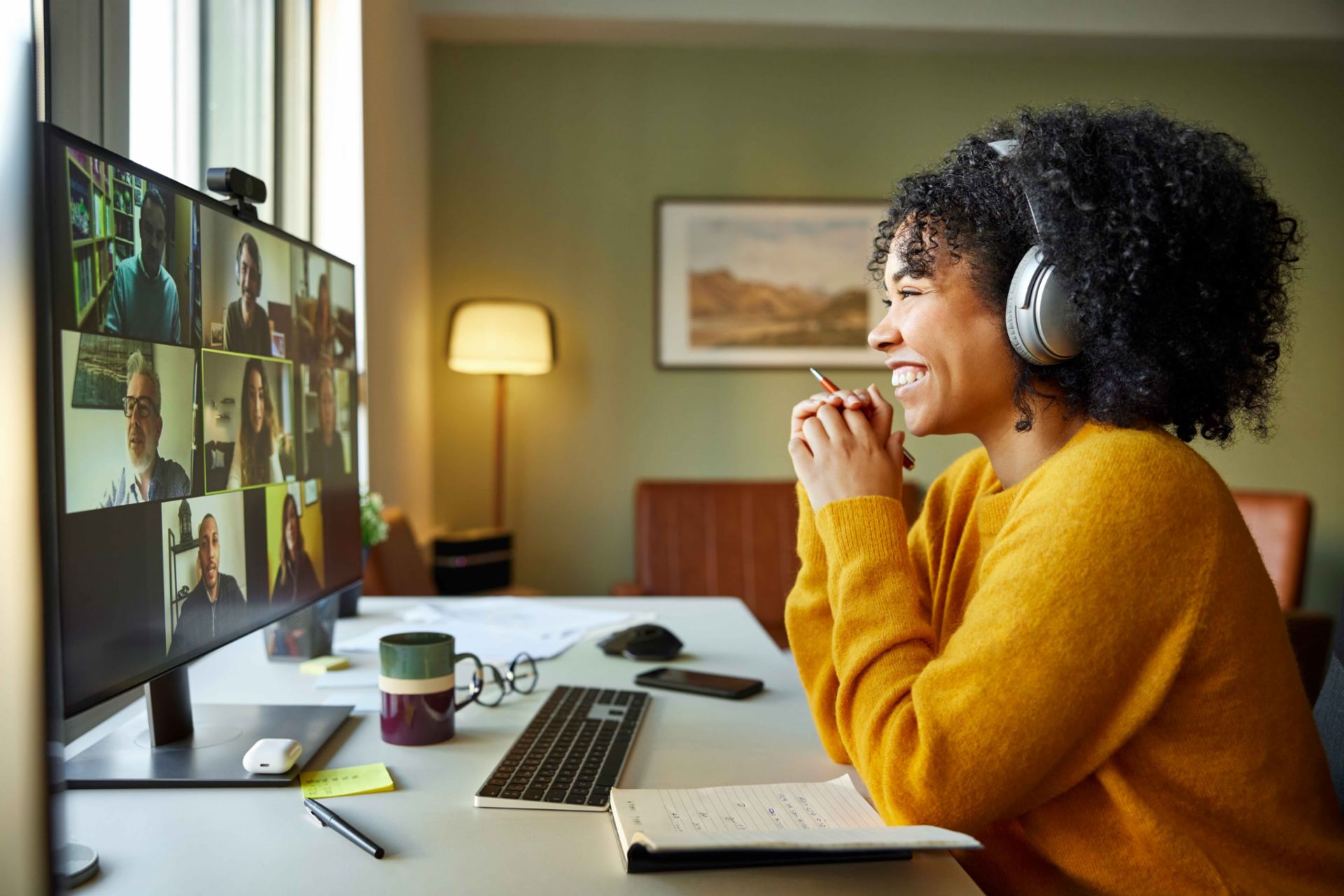 Frau im Home Office bei einem online Telefonat mit Kollegen und Kolleginnen.