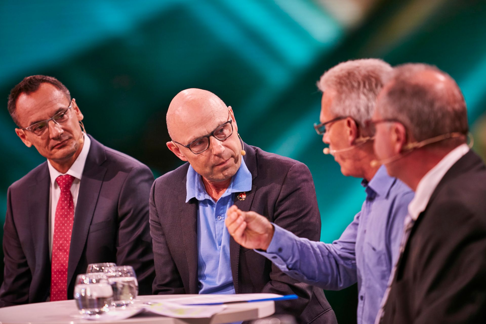 Listening to the driver (from left): Managing director of the DEKRA Academy Jörg Mannsperger, forwarding company manager Hubert Kobernuß, professional driver Axel Flaake, Udo Schiefner (Member of the German Bundestag and SPD deputy transport spokesman).