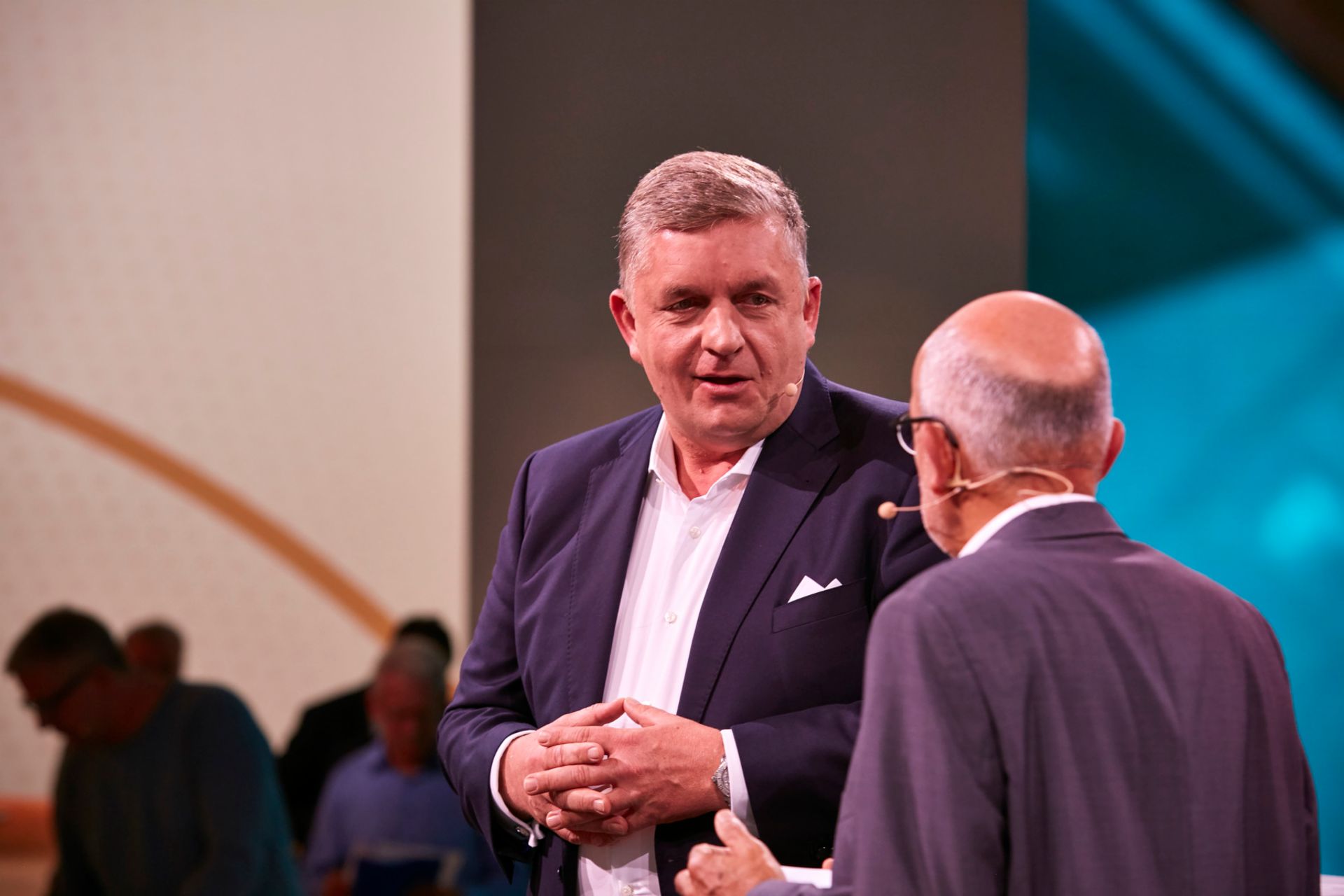 Giving a clear commitment to the professional driver: MAN Germany Chairman Holger Mandel, here with host Werner Bicker.