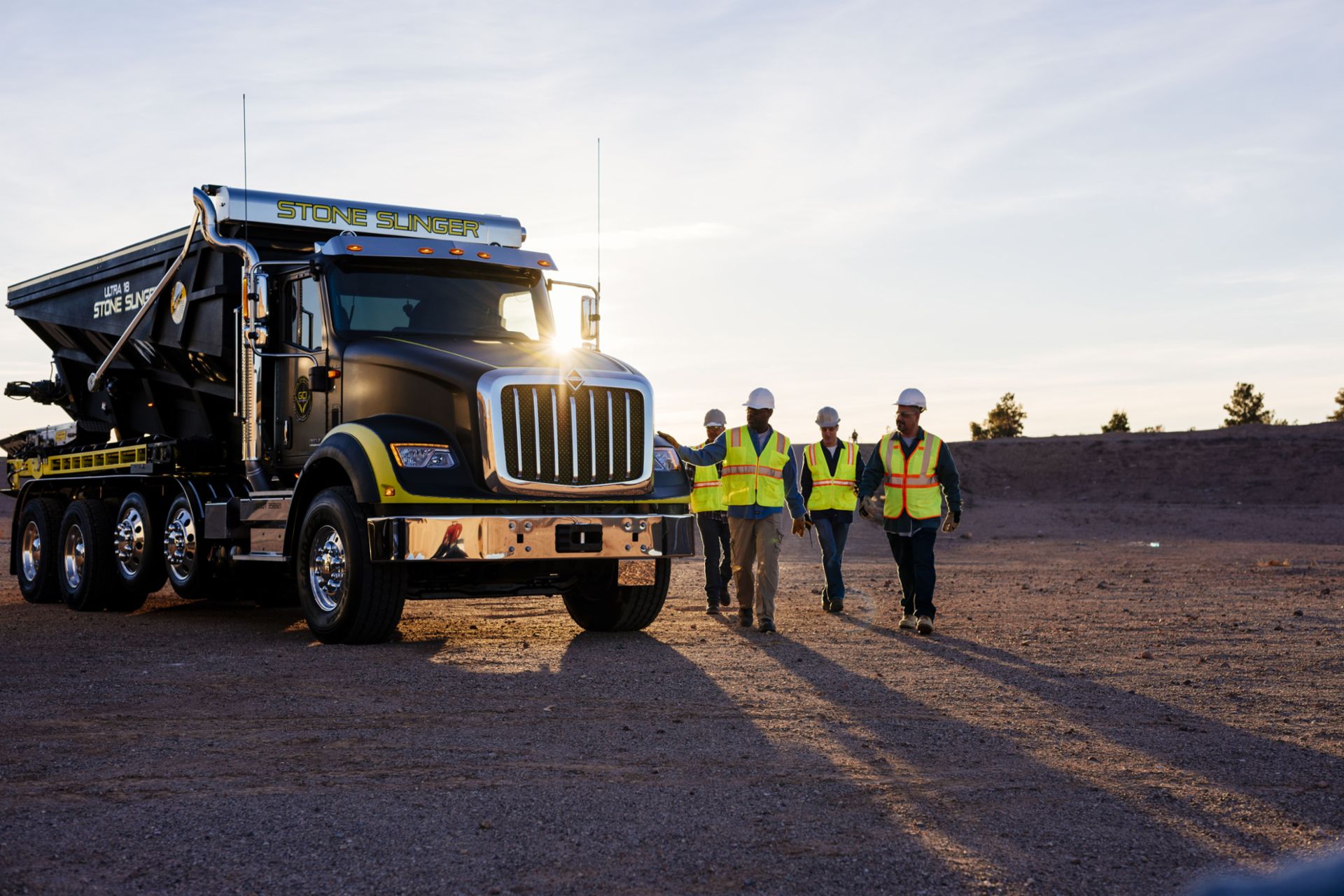 Bild eines HX LKWs von Navistar Mitten in der Wüste Nevadas