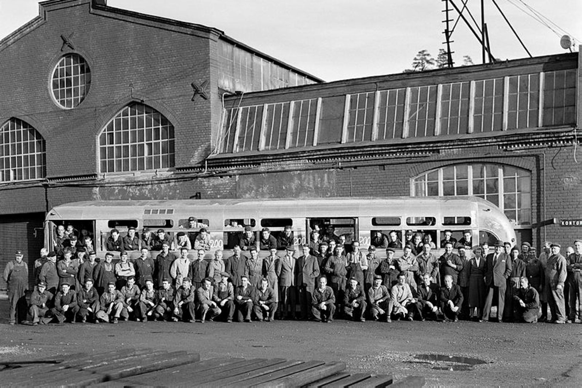 Gruppenbild der Mitarbeitervor dem im Bau befindlichen Metropol-Bus 