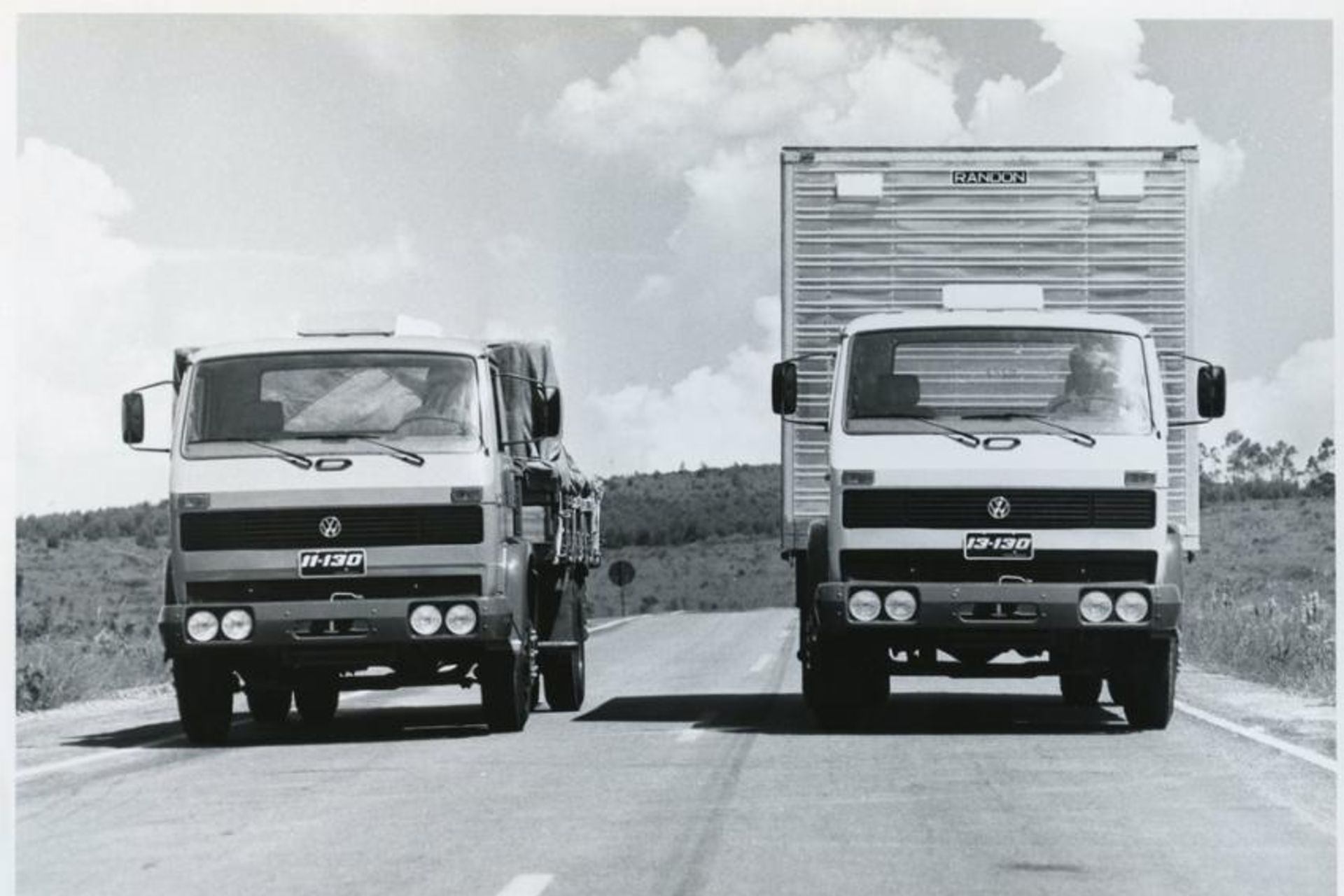 Schwarz-weiß Bild von den ersten VWCO Modellen 11.130 und 13.130 mit VW-Logo am Kühlergrill.