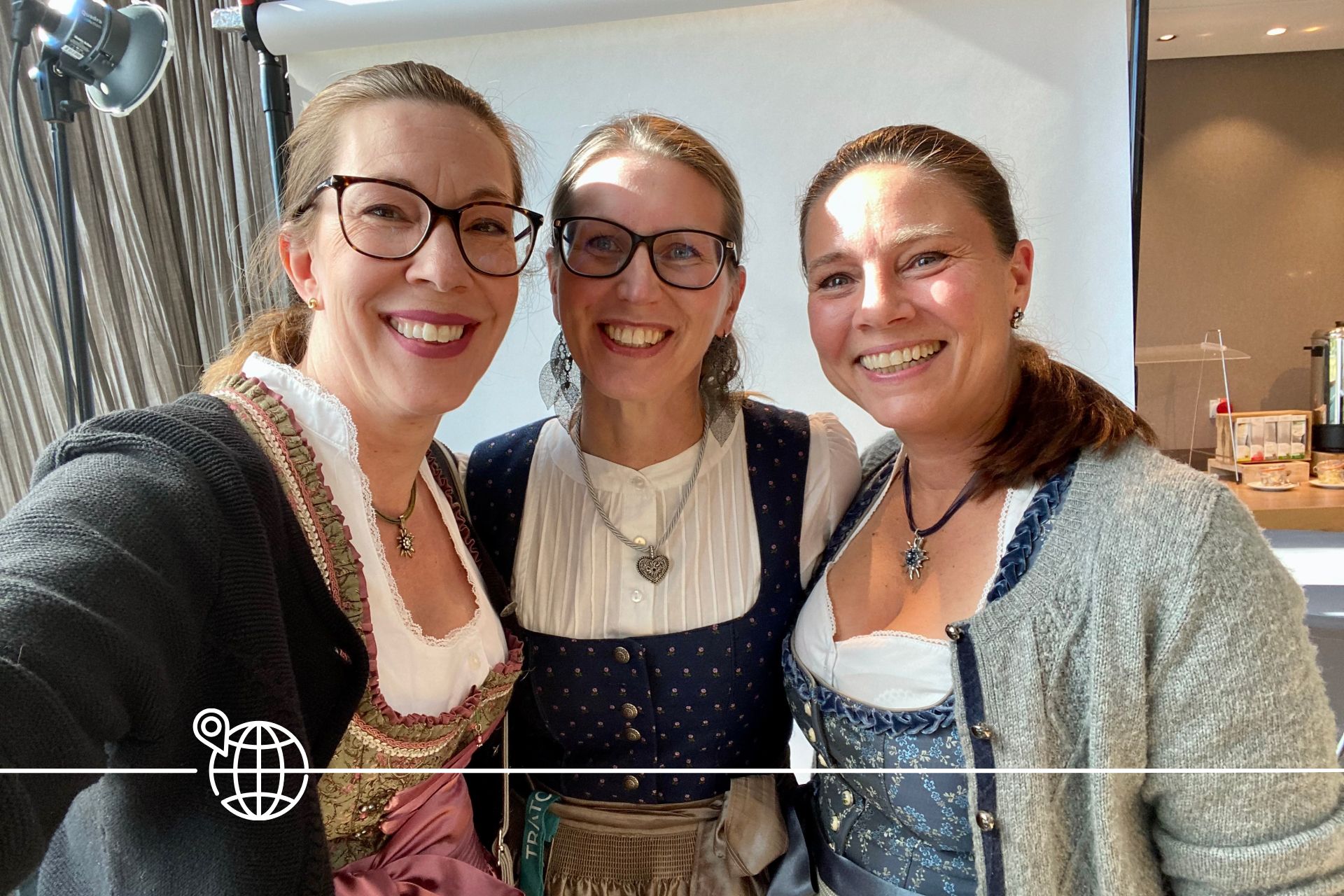 Gut gelaunt bereite ich mich mit meinen Kolleginnen Marianne Ekstedt (Mitte) von TRATON AB and Kerstin de Vaan von TRATON SE im vergangenen Jahr auf den Oktoberfest-Besuch vor. Natürlich tragen wir dabei ein Dirndl, das typische bayerische Trachtenkleid.