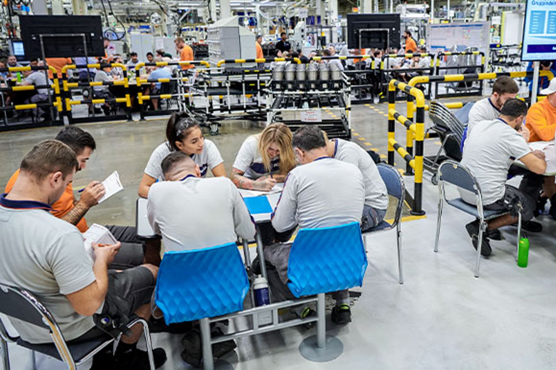 Scania employees discuss efficient sustainability measures. Scania employees discuss efficient sustainability measures.