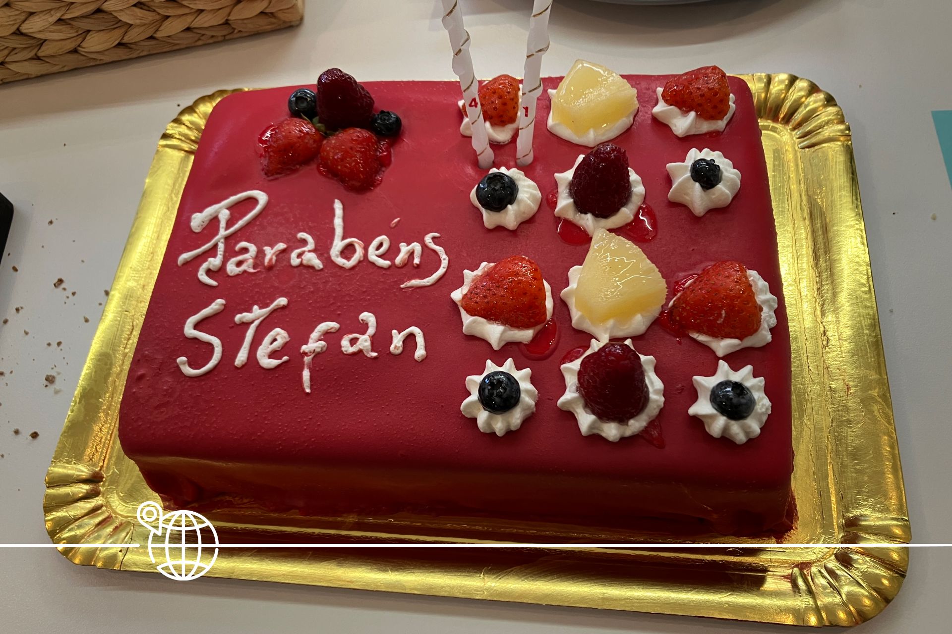 Süße Köstlichkeit: Mit diesem Kuchen hat mich unser People Support Team an meinem Geburtstag überrascht. Die Kolleginnen und Kollegen unterstützen jeden Neuankömmling beim Start im Hub und achten darauf, dass das Onboarding in Lissabon einwandfrei läuft. 