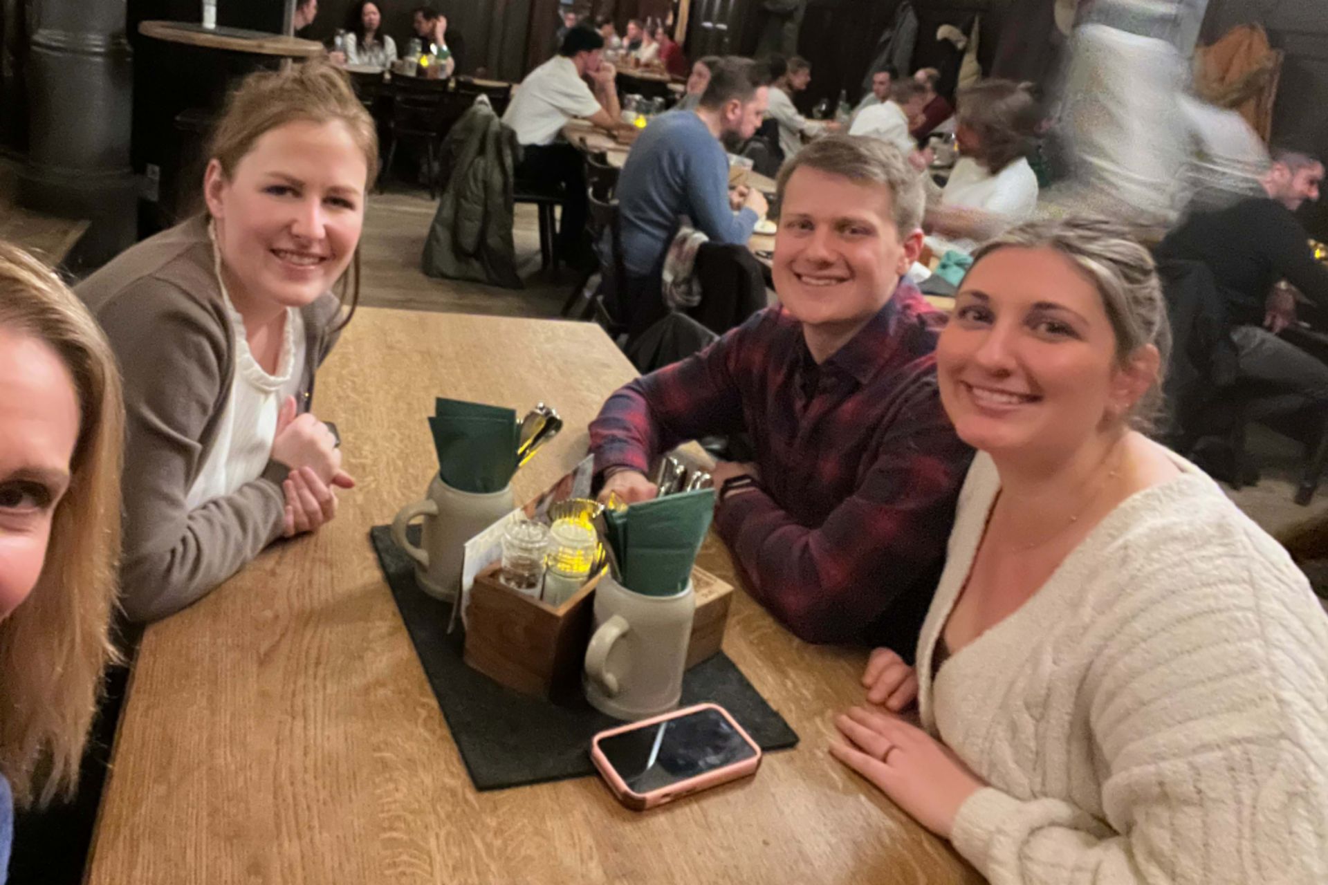Brotzeit Brotzeit: Darcy und die Expats Anna Reuter, Alyssa Powers und Matt Murphy freuen sich auf die bayerische Küche.
