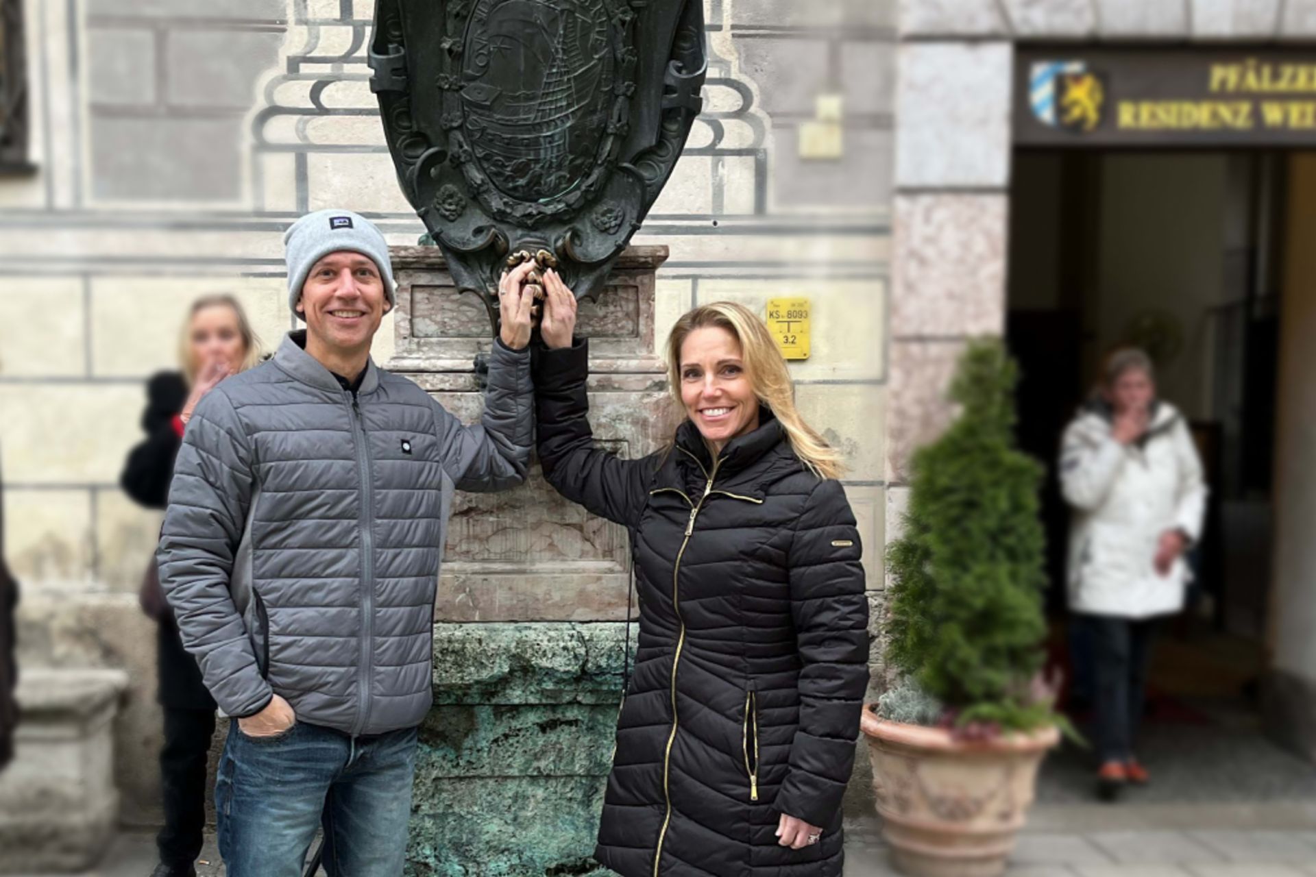 Historischer Streifzug durch München: Darcy und Matthew vor der Residenz am Odeonsplatz während einer Stadtbesichtigung.