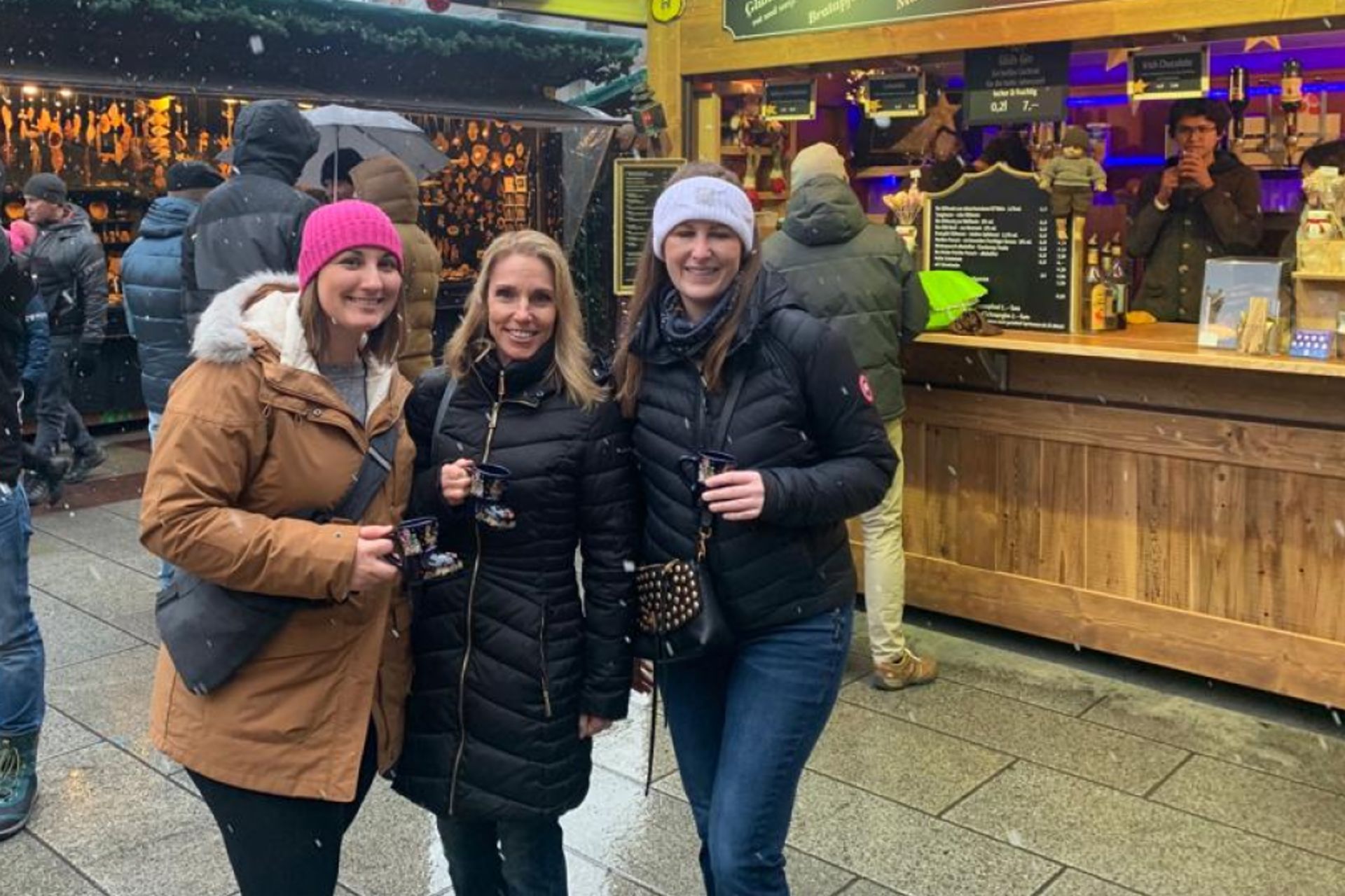 Das erste Wochenende in München Das erste Wochenende in München: Darcy (M.) besucht zusammen mit den Navistar Expats Anna Reuter und Alyssa Powers den Weihnachtsmarkt auf dem Marienplatz.