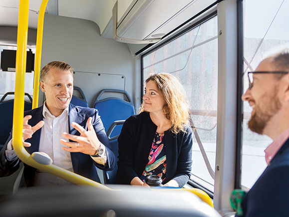 Nobina-Manager Daniel Mohlin im Gespräch mit seinen Scania-Partnern Camilla Lood und Martin Ottensjö