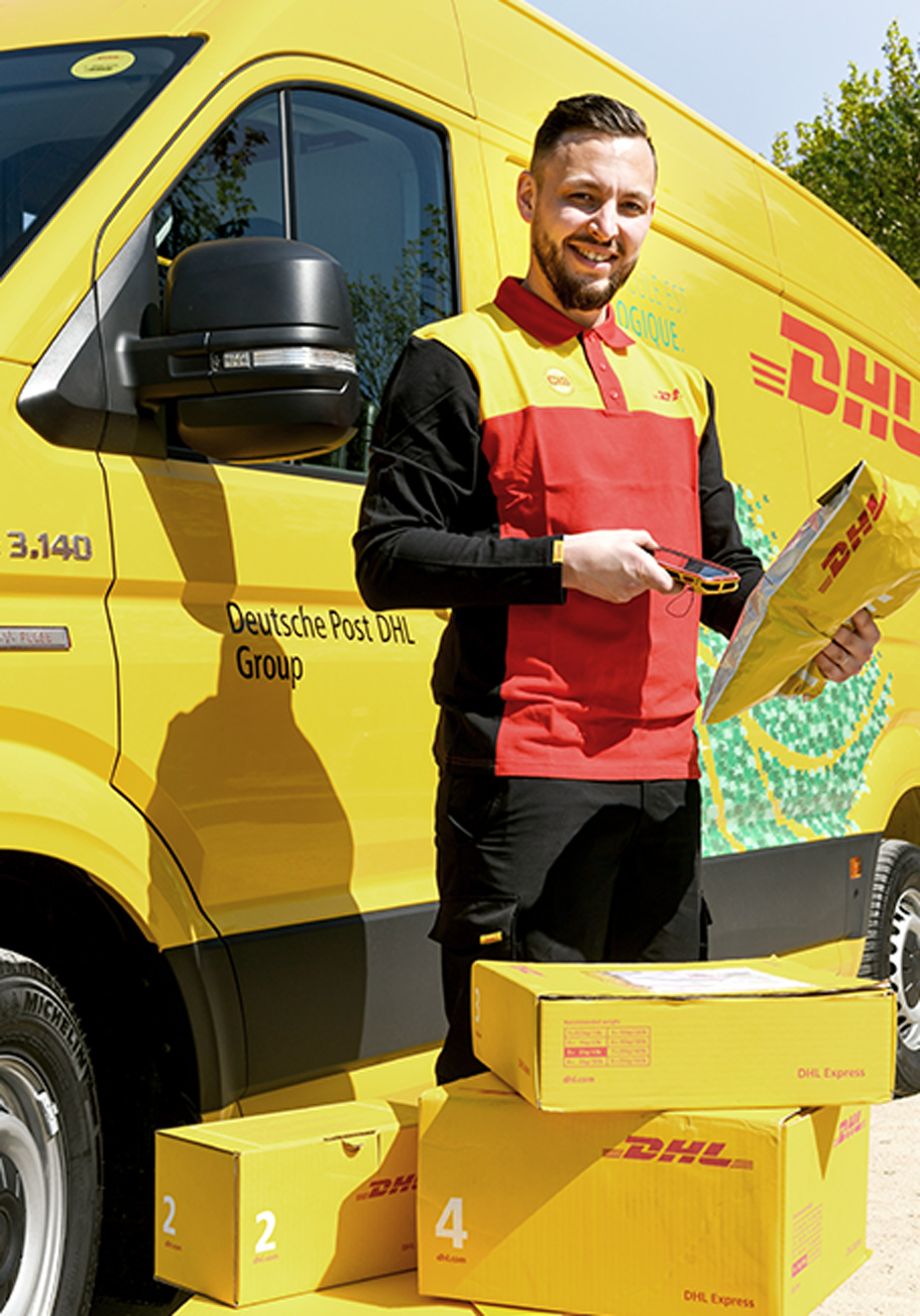 DHL Mitarbeiter mit Paketen